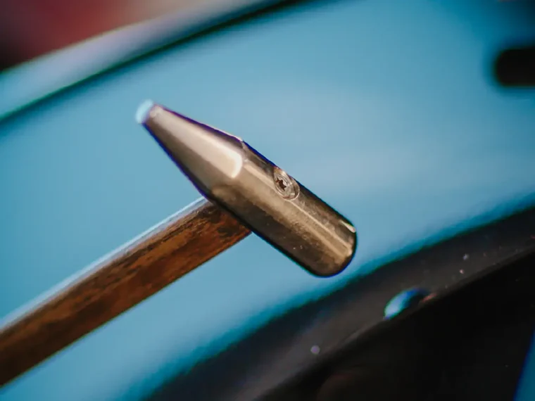 Bosse de carrosserie sous éclairage technique avant débosselage sans peinture
