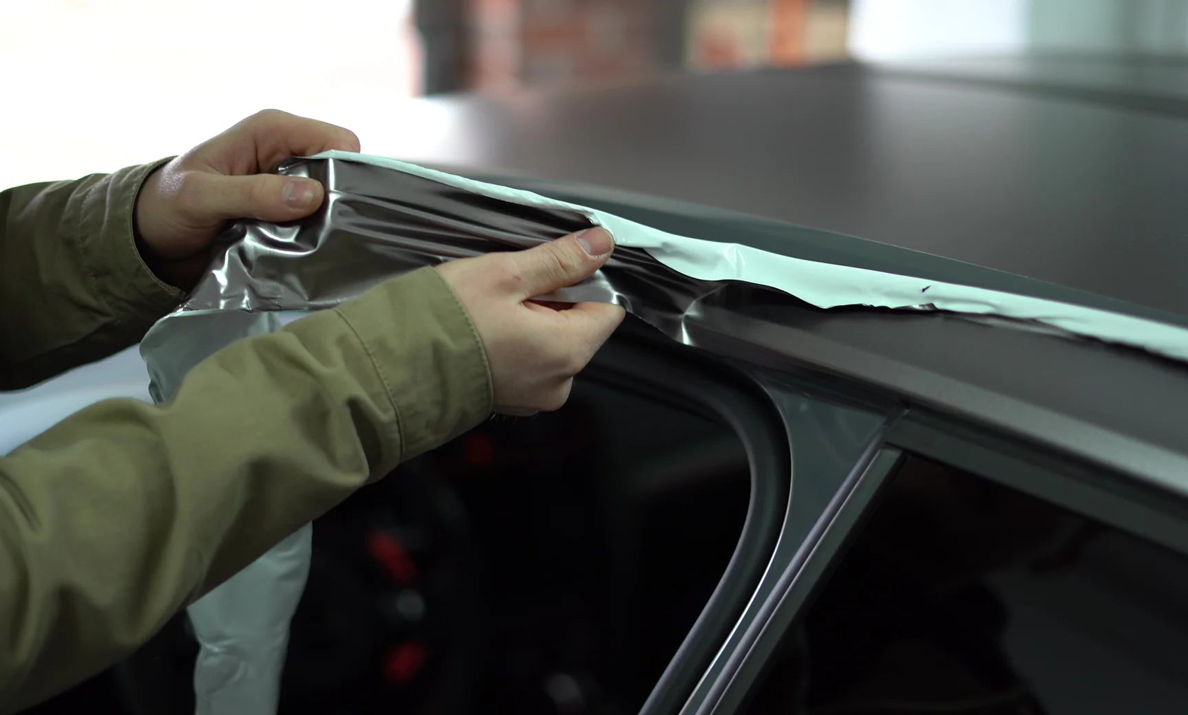 Finitions de carrosserie et pose de film sur la custode d'un véhicule — atelier DEBOSS'LASH à Reims