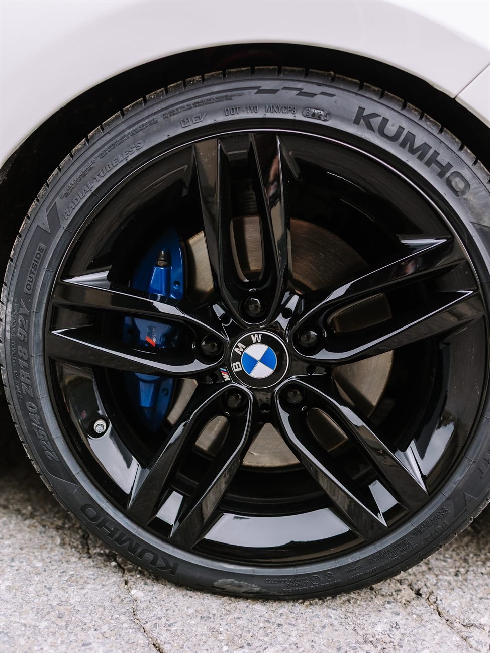Jante alu BMW rénovée, finition noir brillant, montée sur le véhicule — Reims